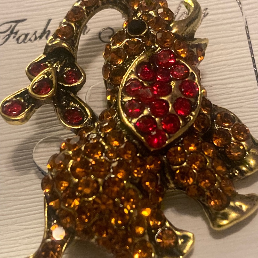 Sparkling Elephant Brooch - Picture 2 of 3